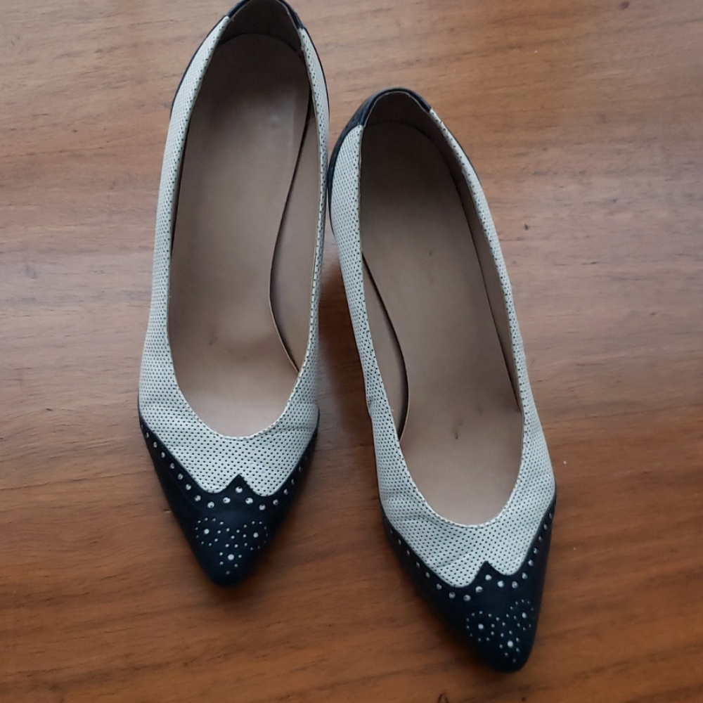 Vaneli navy blue and White Pointed Toe Heels